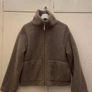 Teddy jacka  - Säljer monterat jacka från H&M nästan aldrig använd! Inga diffekter