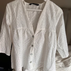 Vit blus topp - Super fin vit blus topp från Zara! Använd 1-2 gånger och väldigt fint skick💞perfekt nu mot våren☀️hör av er vid frågor eller funderingar! 