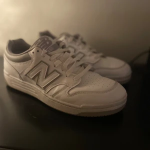 Vit/gråa New Balance 480 - Säljer ett par snygga vita new balance skor med gråa detaljer använd fåtal gånger. Inga skador. Säljer för de inte passar mig och inte min storlek (pris kan diskuteras)