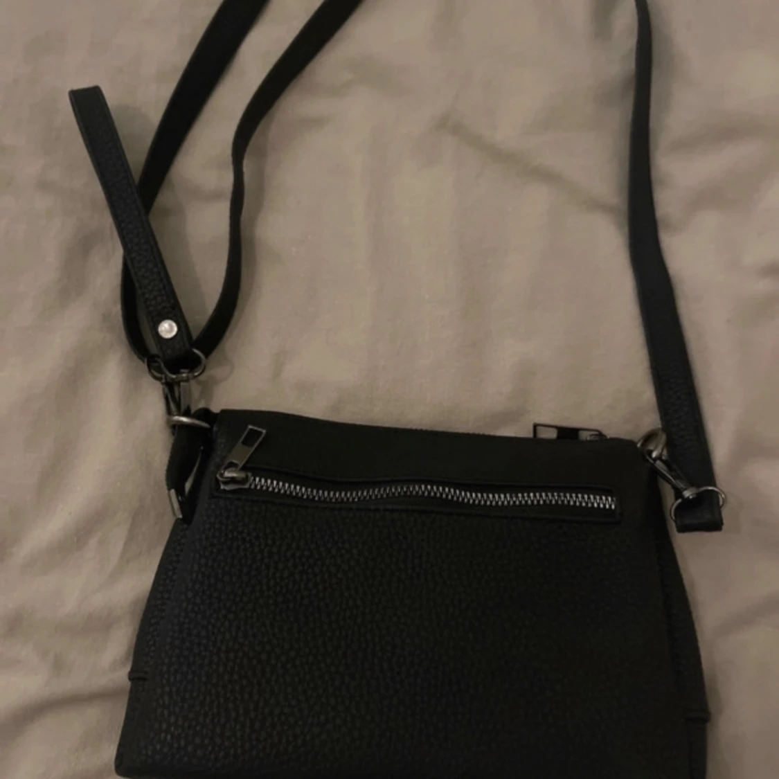 Svart axelväska från Guess - 1