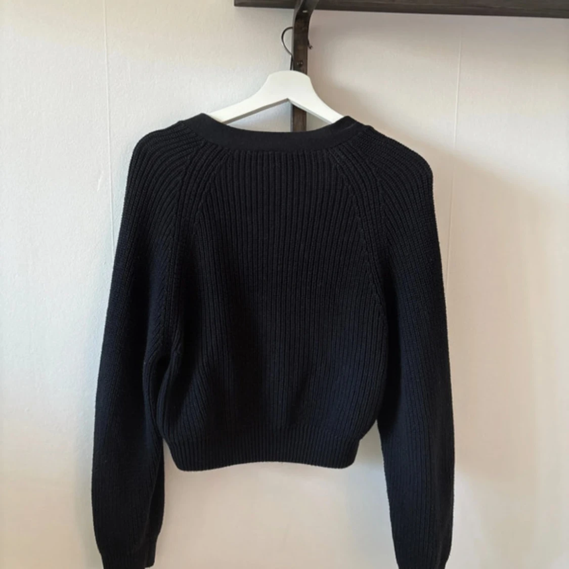 Svart stickad kofta med knappar - 3