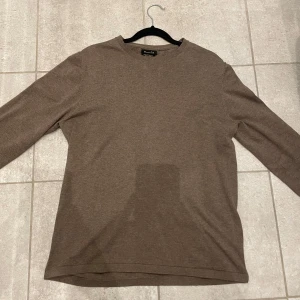 Kashmir tröja - Det är en tröja från Massimo Dutti och är 5% Kashmir. Väldigt bra skick och tröjan är i strl M. Hör av er vid frågor och funderingar.