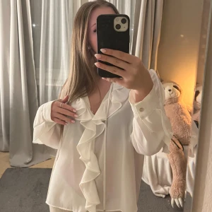 vit blus från zara - vit blus från zara som inte säljs längre, använt fåtal gånger, liten i storlek så passar S, M och L!