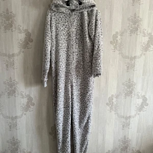 Onepice - Onepice Lindex snöleopard. Storlek 170 ❤️