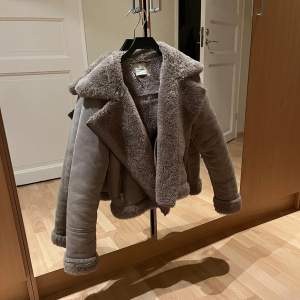 Fin jacka, inte så mycket att säga bra skick förutom att där man hänger den på kroken är snöret av. Kommer för lite till användning. Hoppas du gillar den! Skulle säga den är grå/beige