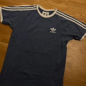 Blå t-shirt från Adidas - Tja! Säljer nu denna feta adidas t shirten på grund av att den ej kommer till användning! - Skick: 8/10 Inga defekter - Storlek S - Tveka ej på att skriva vid eventuella frågor!! Mvh Lucas