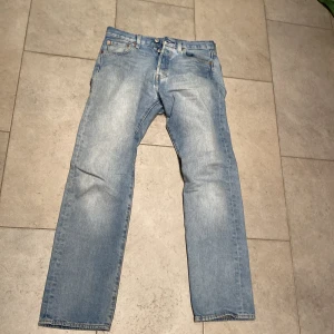 Levis 501 ljusblå jeans - Riktigt snygga Levis 501 jeans i blå. Dem är i mycket bra skick och har en rak passform. Dem är i storlek W29 L32