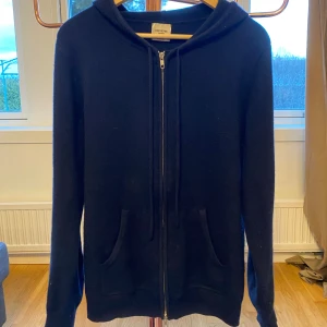 John Henric Kashmir hoodie - En riktigt fin Kashmir hoodie med zip i storlek medium från märket John Henric. Den är i fint skick och är inte nopprig, 100% Kashmir och riktigt bekväm. Tveka inte på att skriva vid frågor 