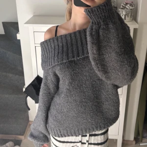 Grå tröja - grå off the shoulder-tröja underbart varm och söt💕S-M