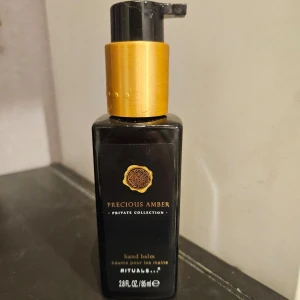 Handbalm Precious Amber Rituals - Lyxigt handbalsam från Rituals Private Collection i doften Precious Amber. Kommer i en elegant svart flaska med guldpump och rymmer 85ml. Enbart testad 🌞