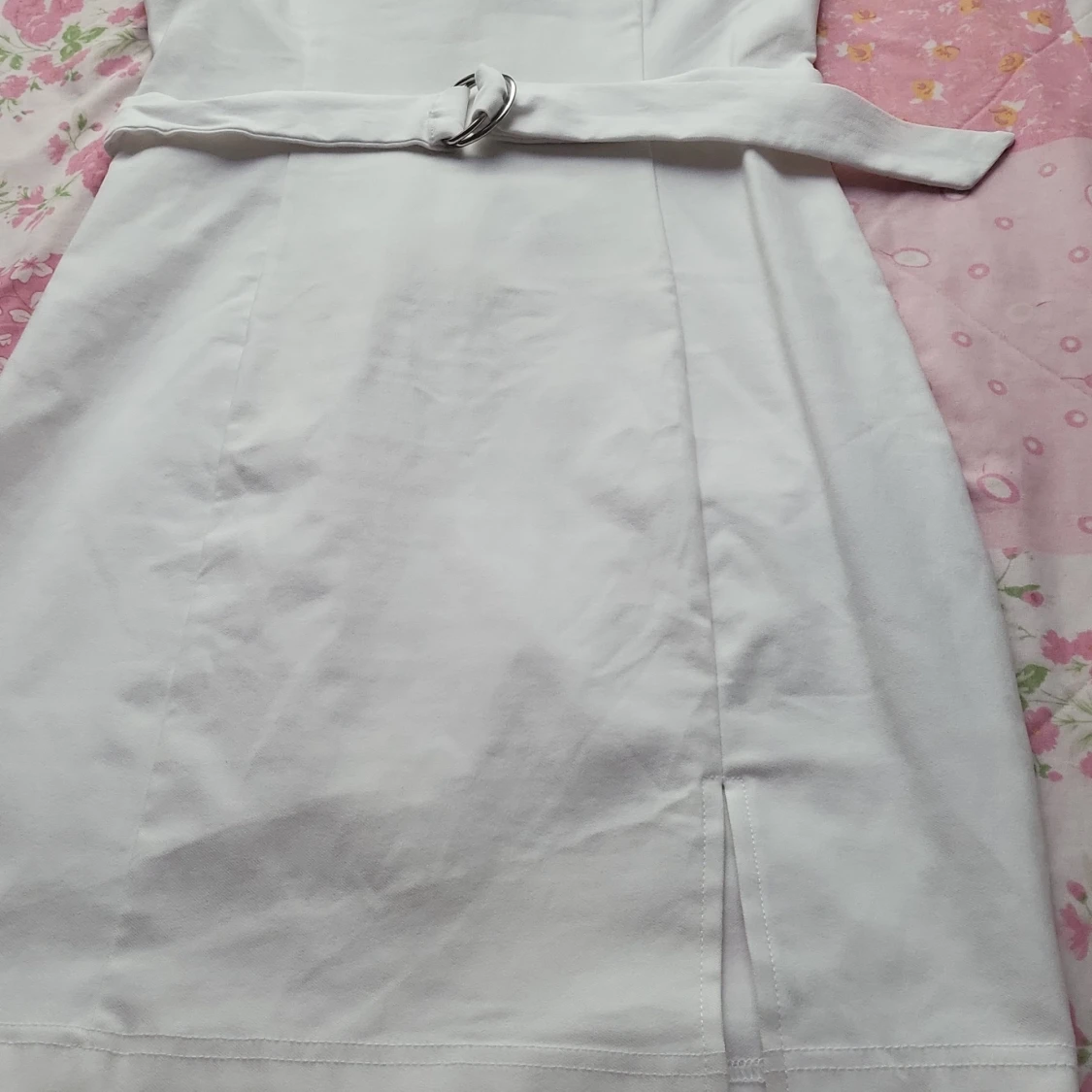 Vit klänning med bälte - 2