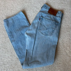 Ljusblå Levis 501 jeans 30/30 - Klassiska ljusblå Levis 501 jeans med rak passform. Perfekta för en avslappnad stil. Storlek 30/30. Mycket bra/nyskick ✅Hör av er vid minsta fundering! 💯