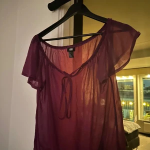 Vinröd blus från H&M - Säljer en vinröd blus från hm i storlek xs!! Skicka gärna prisförslag eller om ni har några frågor 