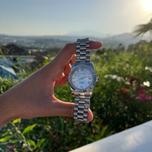 Seiko Datejust mod - Nu är denna Seiko Roman Dial-mod färdigbyggd och tillgänglig för köp. (Alltså custom-made.) Klockan har Seikos automatiska NH35A-urverk. Glaset är av safir och repas inte. Diametern finns i 36 eller 39 mm. Klocklåda ingår. Övriga frågor? Dm!  Specifikationer: Diameter: 36/39 mm, Urverk: Seiko NH35A, Tjocklek: 12 mm, Glas: Safir, Material: 316L stål, Krona: Skruvad, Band: 14,5–22 cm, Bandbredd: 20 mm, Baksida: Kristall (genomskinlig),	Vattentålighet: 3 ATM