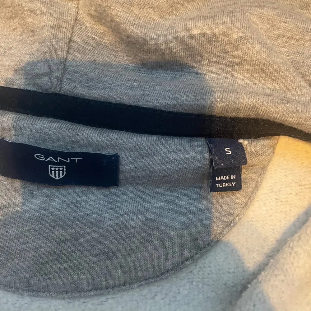 Säljer en grå hoodie från GANT med dragkedja och huva. Storlek: S. Hör av dig vid några frågor. Neuletakit & Villapaidat.