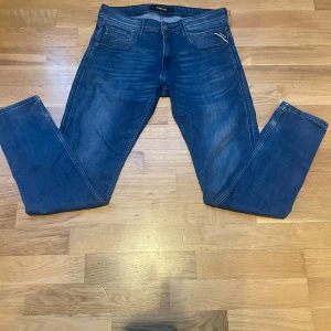 Blå jeans från Replay - Snygga blå jeans från Replay. De har en slim fit passform och är perfekta för en snygg outfit. Midjemått är w29 och längd 32.  Hör av dig vid några frågor.