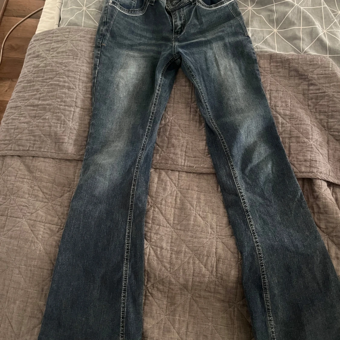 Blå jeans med broderade bakfickor - 2