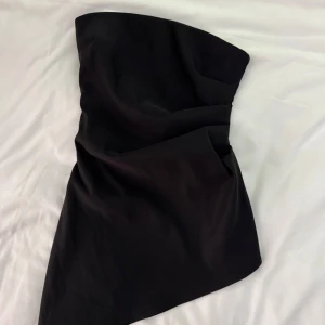 svart bandeau topp - fin topp i nyskick, köpt för 375kr men har en trasig söm. prislapp kvar och aldrig använd 🌟