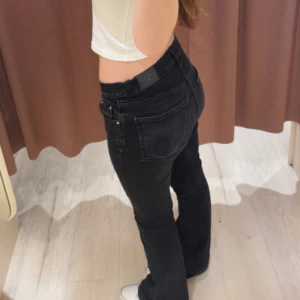 Svarta bootcut jeans - Snygga svarta bootcut jeans med låg midja. Säljer då dessa blivit för stora för mig