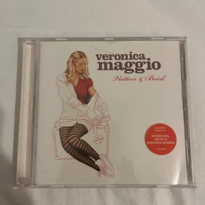 Vatten & Bröd av Veronica Maggio - CD-skiva av Veronica Maggio med albumet 'Vatten & Bröd'. Innehåller låtar som 'Havanna Mamma' och 'Dumpa Mig'. Perfekt för fans av svensk popmusik.