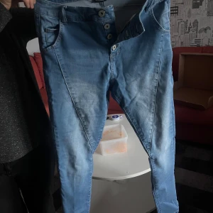 Blå jeans med knappar (ridbyxor) - Snygga blå jeans med en unik design och knappar framtill. De har en modern passform och klassiska bakfickor. Perfekta för en avslappnad stil. Ridbyxor funkar oxå.💙