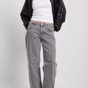 Lågmidjade jeans NAKD - Lågmidjade jeans med vida ben från NAKD i bra skick! Pris är diskuterbart:)