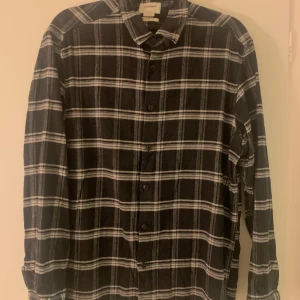 Svartvit rutig skjorta från Pull&Bear - Säljer en stilren svartvit rutig skjorta från Pull&Bear. Skjortan har en relaxed fit och är långärmad med knappar framtill. Kan skicka fler bilder via dm. #skjorta #shirt #pull&bear 