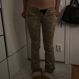 Leopardmönstrade byxor från Zara - Snygga leopardmönstrade byxor från Zara i en tight passform då dom va baggy från början men ja sydde om dom till lågmidjade utsvängda😊. Byxorna har låg midja och är perfekta för att ge en djärv look. Tillverkade i ett bekvämt material som passar bra till olika tillfällen. Skulle säga att dom e små i storlek så typ storlek 32 eller lite mindre 