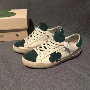 The Gallerist  - Hej säljer nu mina skor från The Gallerist. Storlek 38 men passar 39. Skorna har en stilren design med gröna detaljet. Det är använda max 3 gånger!  Vid minsta fråga eller fundering är det bara att höra av sig! 