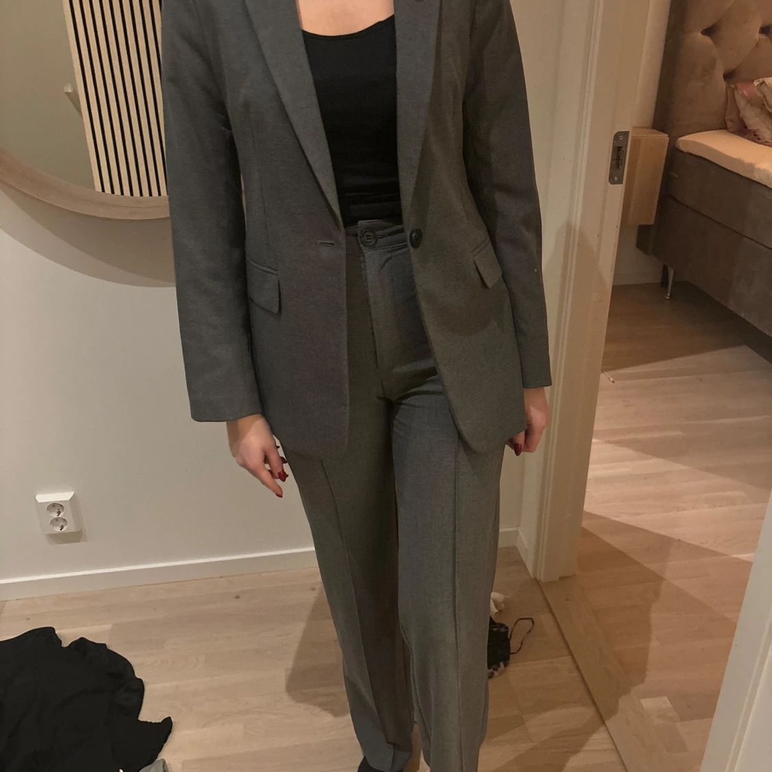 Grå kavaj och byxor - 2