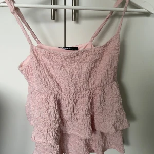 Rosa linne från Gina  - Ett rosa linne från Gina som aldrig varit använt förut och som är perfekt till sommaren. Nypris är 299