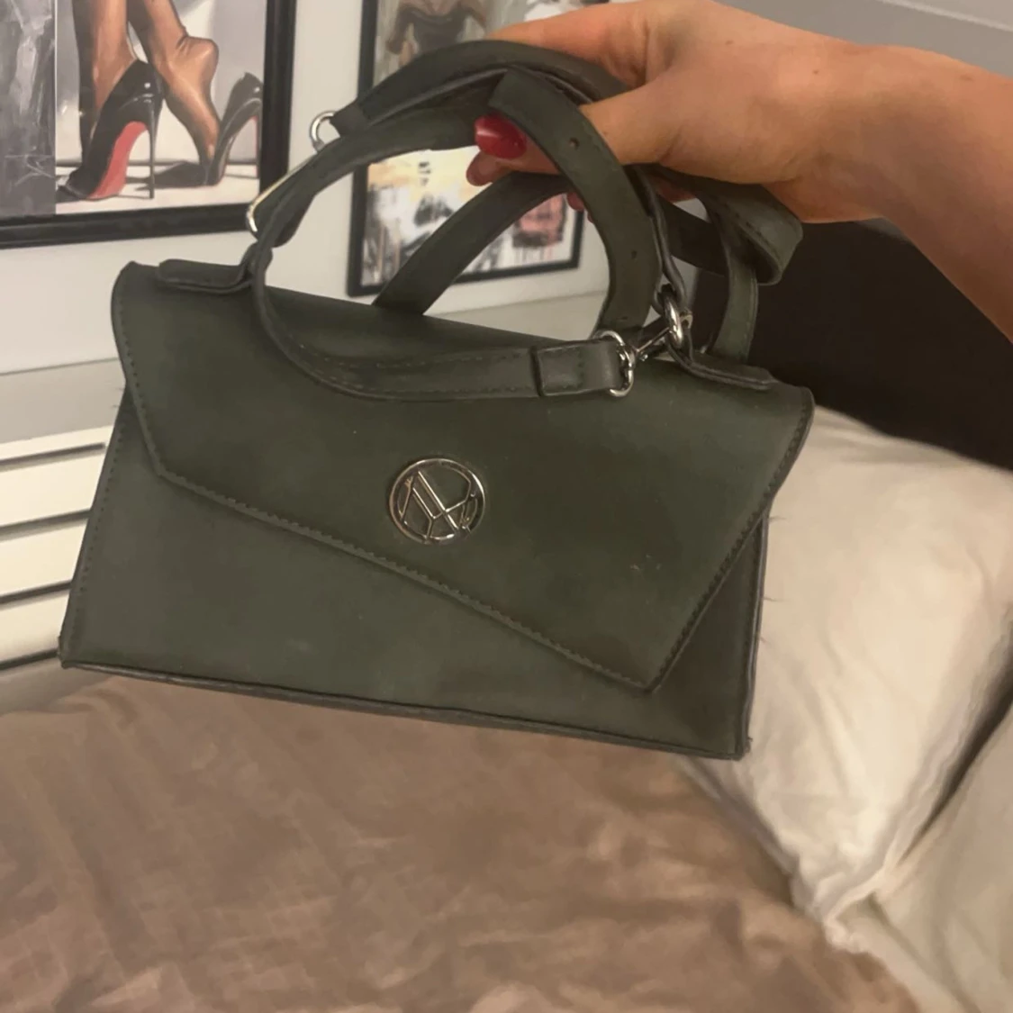 Grön handväska med metallogo