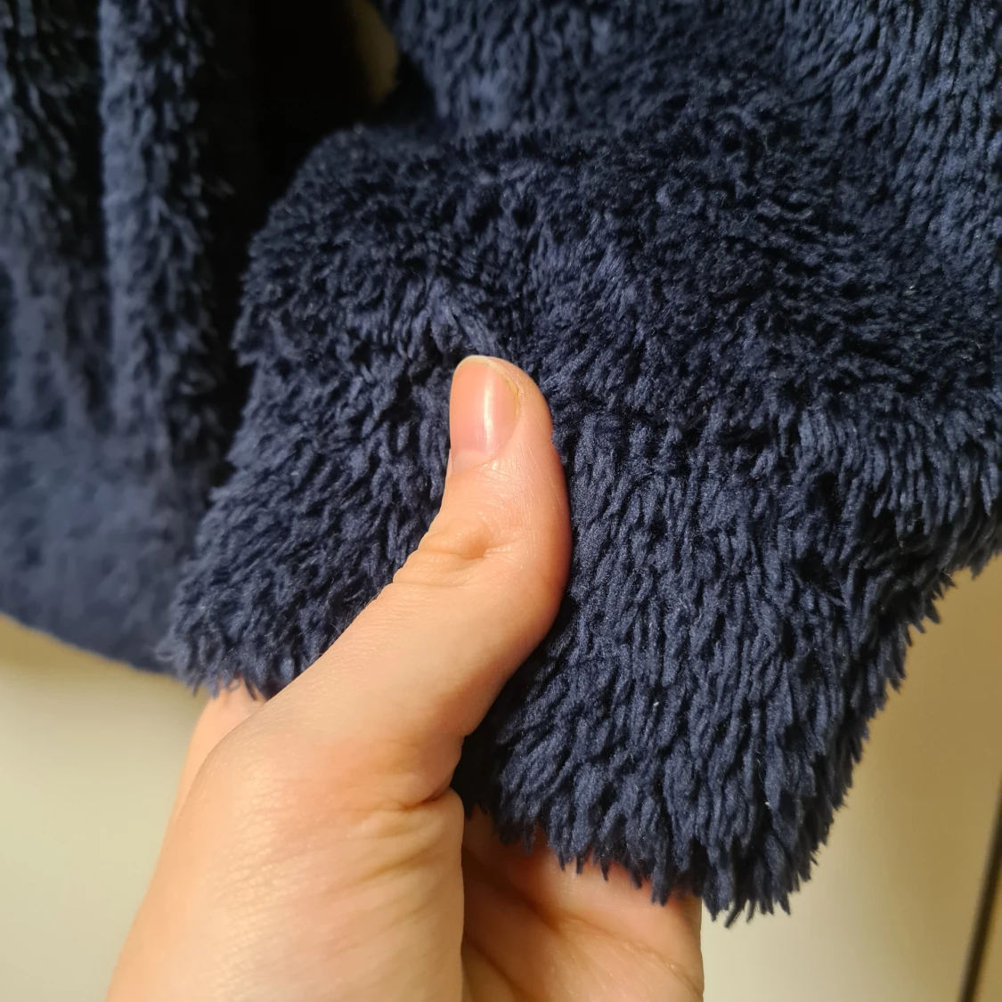 Mörkblå fluffig tröja från Uniqlo - 4