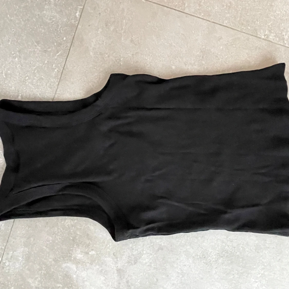 Svart ribbad linnetopp från Gina