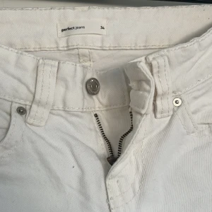 Vita jeans från Perfect Jeans - Snygga vita jeans från Perfect Jeans med klassisk design. De har en rak passform och är utrustade med dragkedja och knappar. Perfekta för en stilren look.
