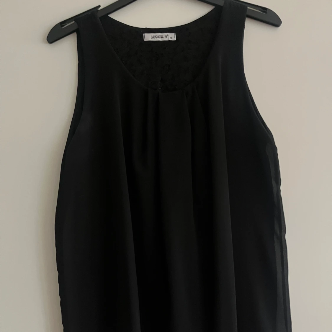 Svart ärmlös topp från MyHailys