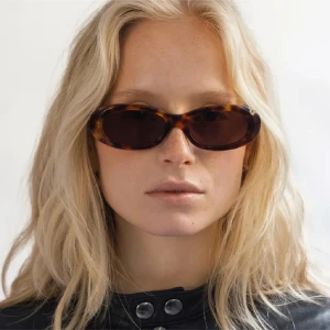 Bruna solglasögon Corline Eyewear - Snygga solglasögon med ett coolt leopardmönster. De har en oval form och kommer med ett stilrent fodral. De är i modellen Louis. Nypris 1299, säljes för 700 kr. Mycket fint skick!