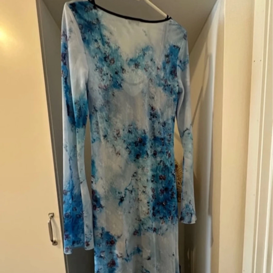 Blå långklänning med blommigt mönster - 4