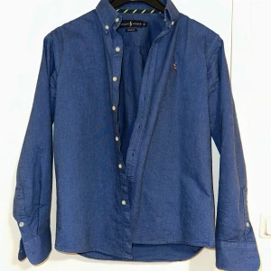 Ralph lauren skjorta - Säljer min skjorta på grund av att jag inte har denna stil längre. Använt max 3 gånger så nästan o nyskick. 