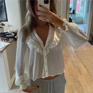 SÖT VIT BLUS!! - säljer denna jätte söta vita blusen ifrån Zara storlek S/M💖💖😃😃💓💓