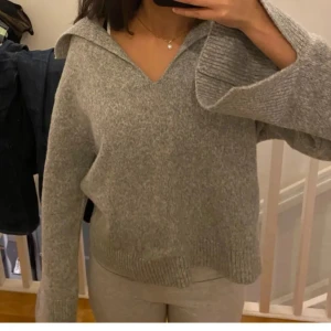 Stickad Tröja - Säljer denna sjukt sköna tröjan som inte har några defekter. Tveka inte att skriva om du har några frågor🙌🏼