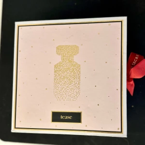 Tease parfymset från Victoria's Secret - Upptäck Tease parfymset från Victoria's Secret med en fruktig och söt doftprofil. Setet innehåller en elegant parfymflaska, en miniflaska och en kroppskräm. Doften har inslag av vanilj, blommor och amber, perfekt för den som älskar en feminin och förförisk doft.