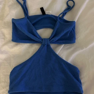 Blå ribbad topp - Snygg blå ribbad topp med knytning framtill från H&M