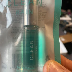 Clean Rain Eau de Toilette - Fräsch och uppfriskande doft från Clean i en smidig förpackning. Denna Eau de Toilette har en lätt och ren doft som påminner om nyregnad natur. Perfekt att ha med sig i väskan för en snabb uppfräschning under dagen.