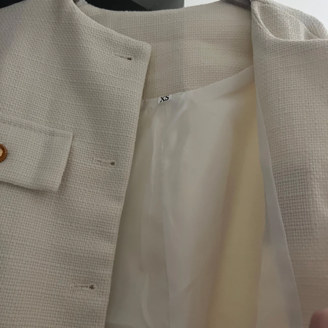 Vit kappa med guld knappar - 2