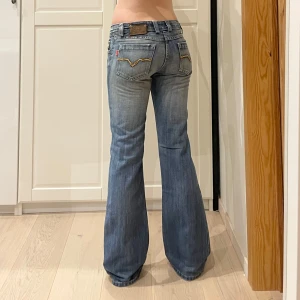 Sjukt snygga jeans med låg midja och bootcut🤩 - Midja 39x2 cm, gren 20 cm o innerben 80 cm💕Jae 169 o xs-s o dessa sitter bra! Märkta W30 men personligen tycker jag att de sitter som en 36 men det är måtten som gäller om man köper!!