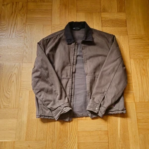 Brun workwear jacka Zara  - Säljer en brun jacka från Zara i storlek M. Andvänd endast ett fåtal gånger.                         Priset går att diskuteras vid snabb affär :)