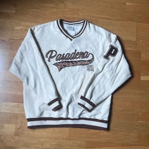 Beige och brun tröja från Pull&Bear - Beige sweatshirt från pull&bear med bruna detaljer. Storlek s men är oversized så den passar m🫶 har två små fläckar, en fram och en bak (visas i bilderna)