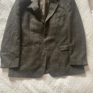 Grön kavaj från Lubiam - Snygg grön kavaj från Lubiam med klassisk design. Kavajen har tre knappar framtill och fickor med lock. Perfekt för en stilren look.