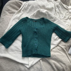 Grön stickad kofta från Flash - Säljer en snygg grön stickad kofta från Flash. Koftan har trekvartsärmar och knappar framtill. Storlek S men passar mer som M💕